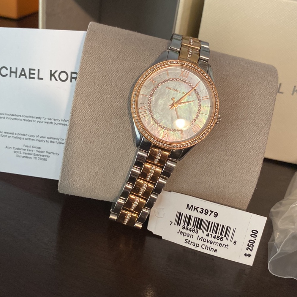 Michael Kors Mini Lauren Watch - Picture 3 of 3